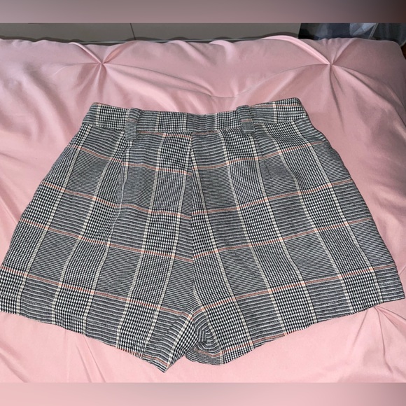 Fold Pleated Plaid Print Shorts - Picture 3 of 3